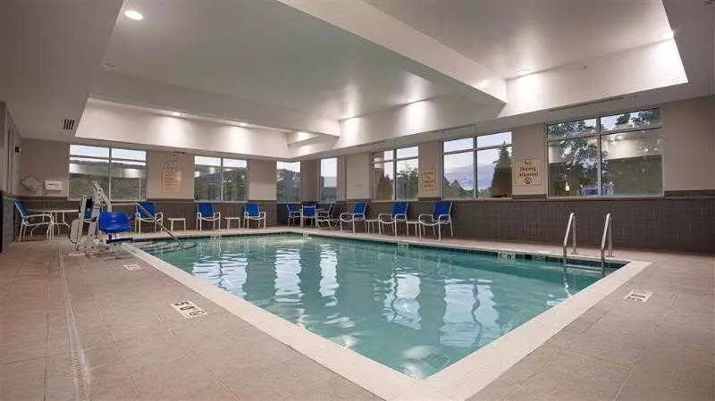 Отель Paradise Inn & Suites