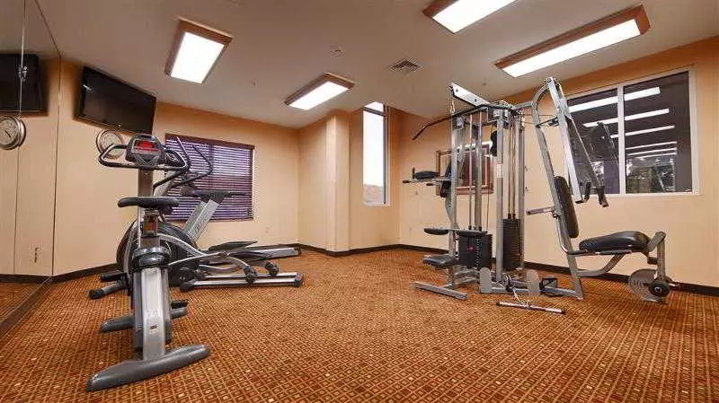 Отель Paradise Inn & Suites