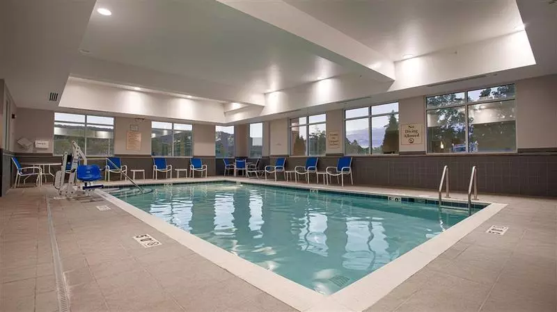 Отель Paradise Inn & Suites