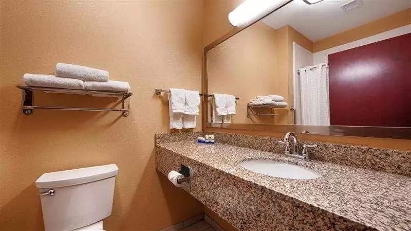 Отель Paradise Inn & Suites