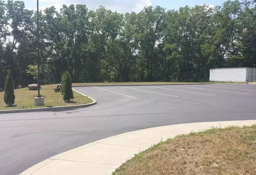 Отель Paradise Inn & Suites