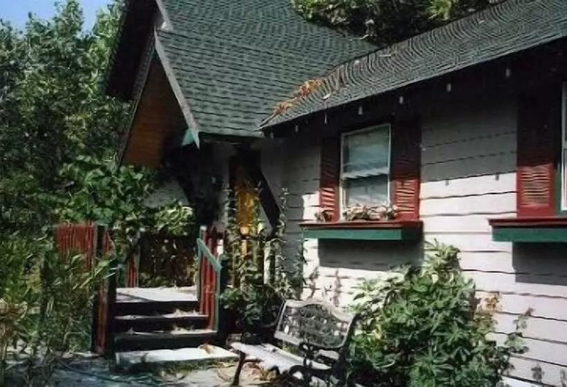 فندق Sequoia Riverfront Cabins