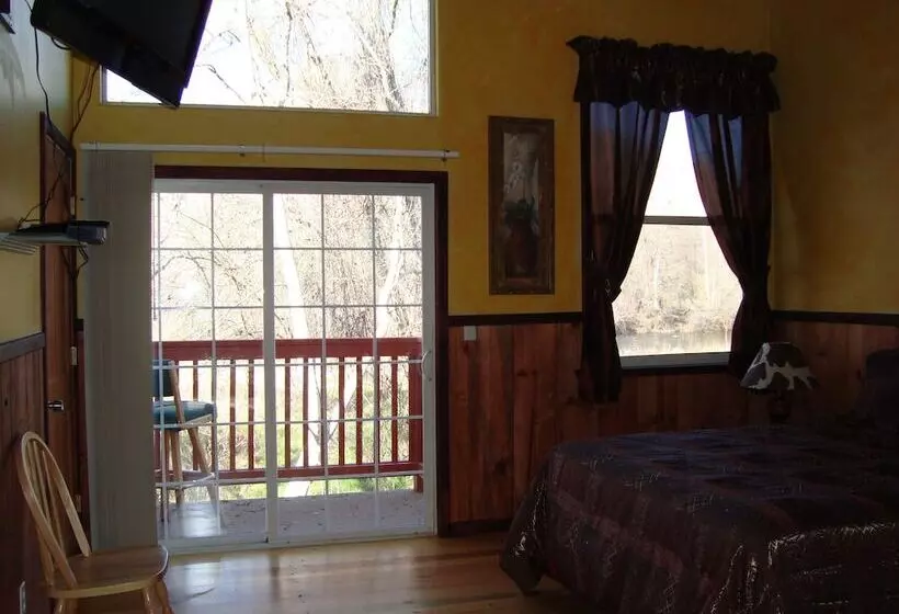 فندق Sequoia Riverfront Cabins