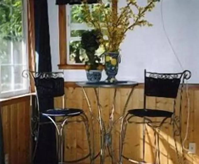 فندق Sequoia Riverfront Cabins