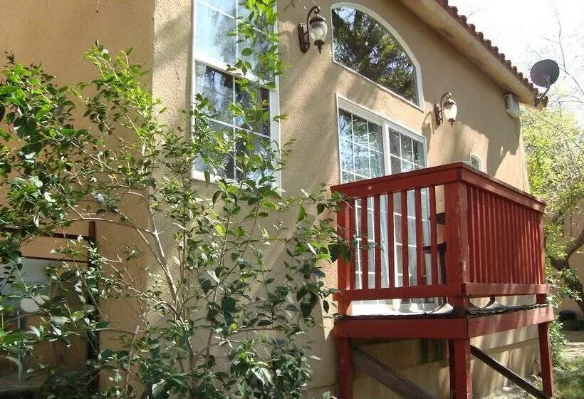 فندق Sequoia Riverfront Cabins