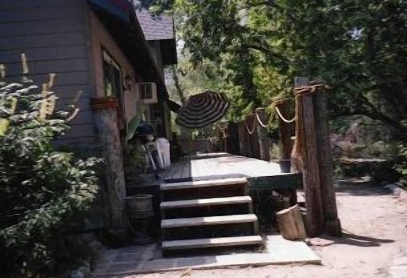 בית מלון כפרי Sequoia Riverfront Cabins