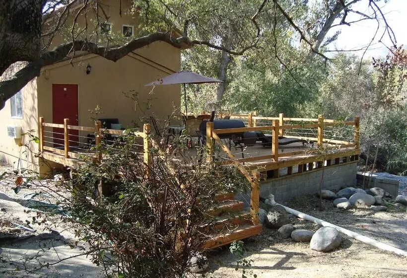 فندق Sequoia Riverfront Cabins