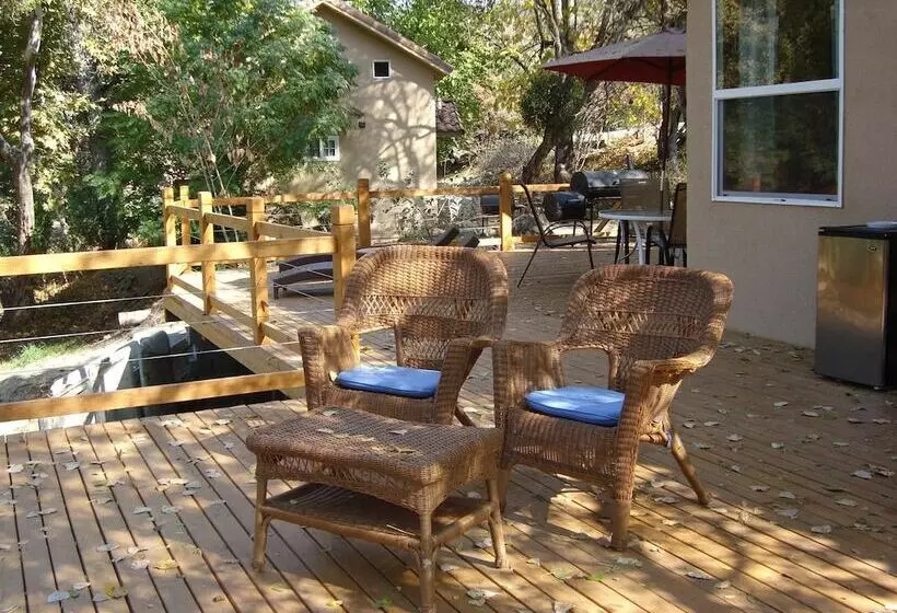 فندق Sequoia Riverfront Cabins