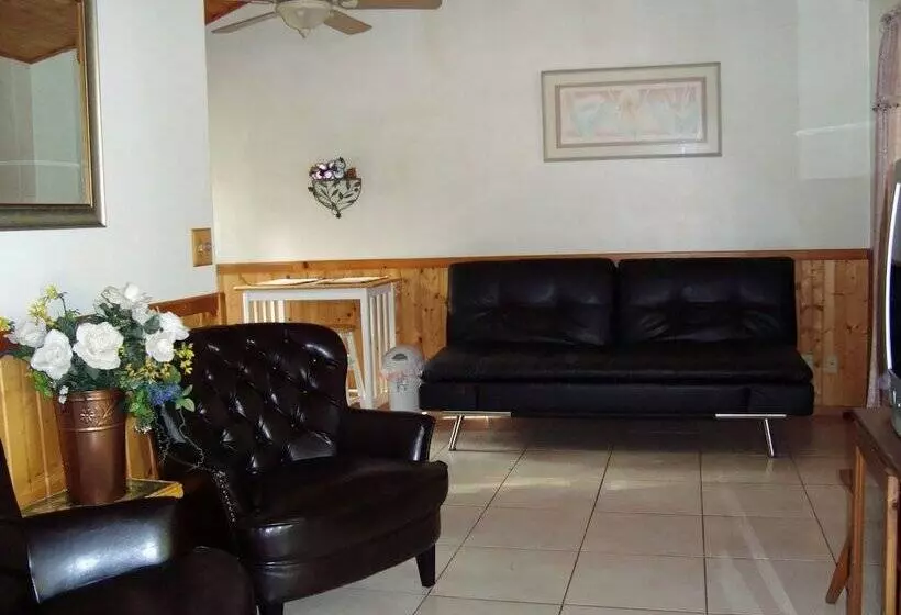 فندق Sequoia Riverfront Cabins