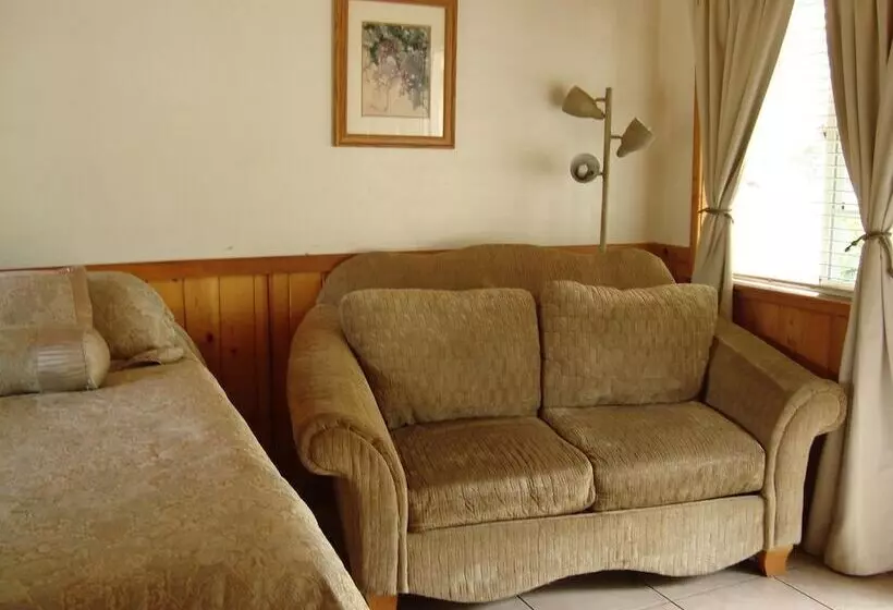 فندق Sequoia Riverfront Cabins