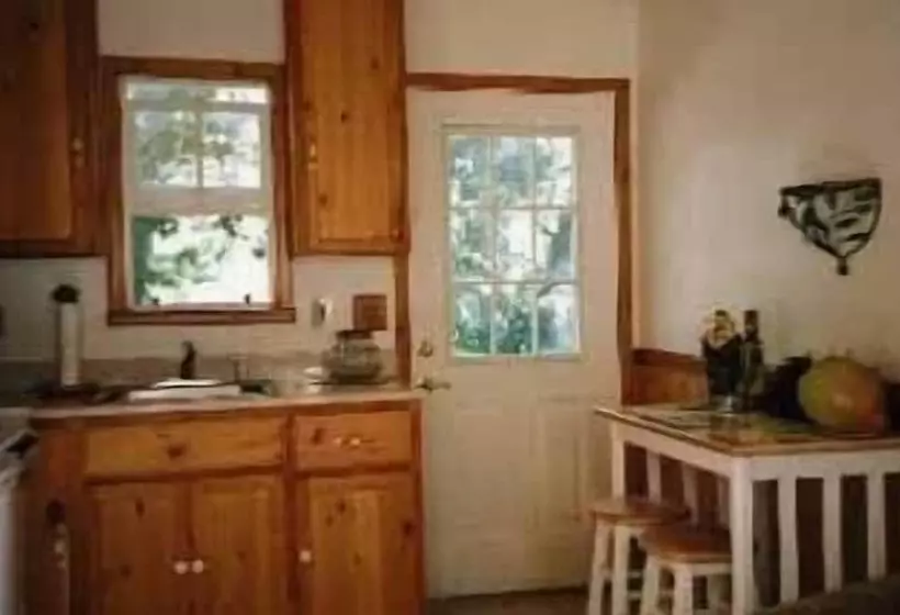 فندق Sequoia Riverfront Cabins