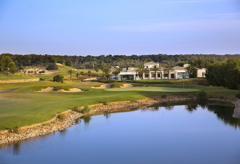 Las Colinas Golf & Country Club Residences
