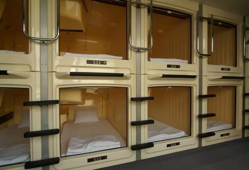 Капсульный Oтель Capsule & Sauna Ikebukuro Plaza