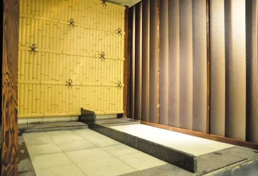 Капсульный Oтель Capsule & Sauna Ikebukuro Plaza