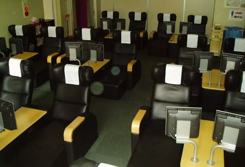 Капсульный Oтель Capsule & Sauna Ikebukuro Plaza