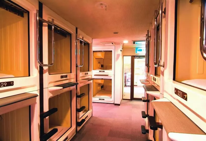 Капсульный Oтель Capsule & Sauna Ikebukuro Plaza
