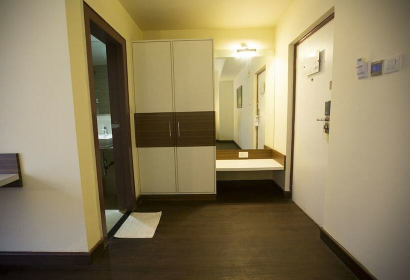 Отель Mint Downtown