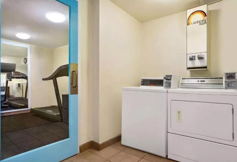 호텔 Belmont Inn & Suites