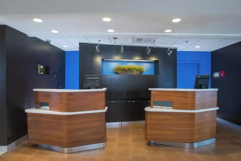 Отель Courtyard Boston Raynham