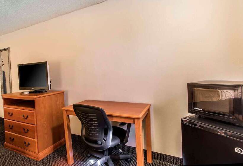 فندق Brentwood Inn Clinton