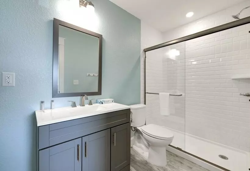 Отель John Yancey Oceanfront Inn