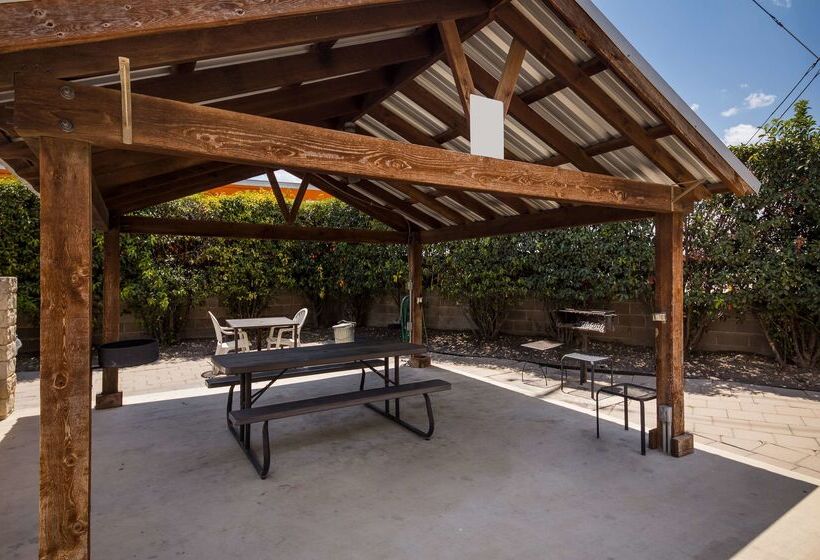 فندق Americas Best Value Inn Buda