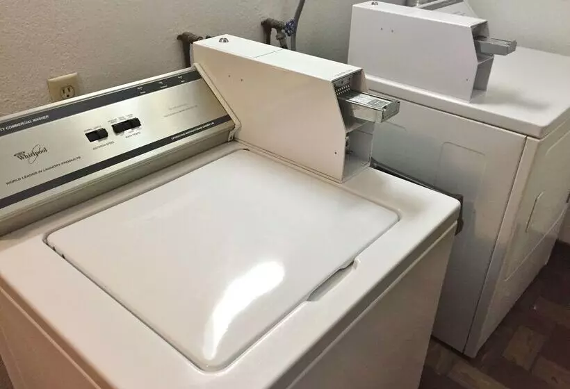 هتل Americas Best Value Inn Grand Forks