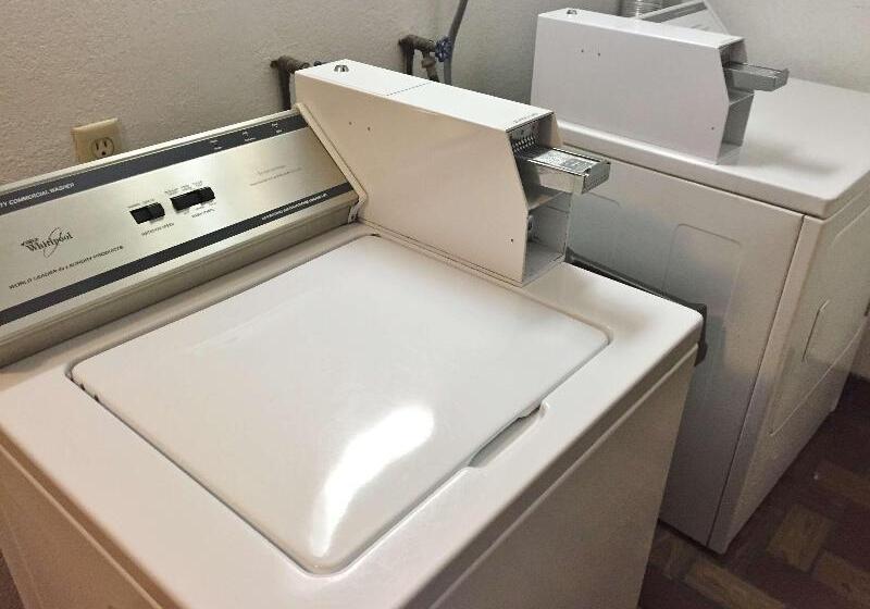 בית מלון כפרי Americas Best Value Inn Grand Forks