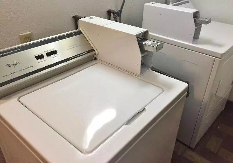 هتل Americas Best Value Inn Grand Forks