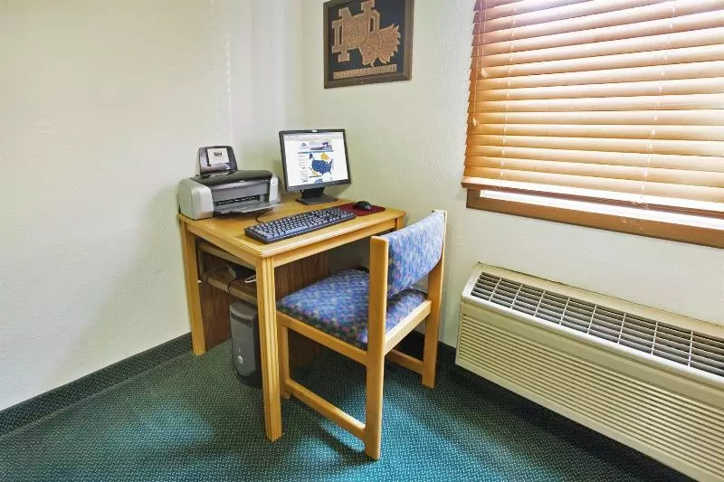 هتل Americas Best Value Inn Grand Forks