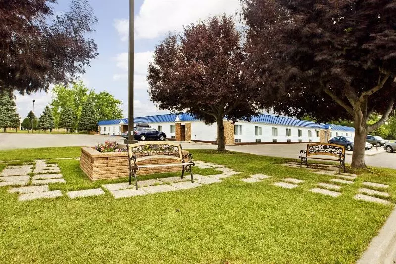 هتل Americas Best Value Inn Grand Forks
