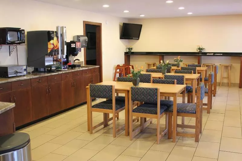 هتل Americas Best Value Inn Grand Forks