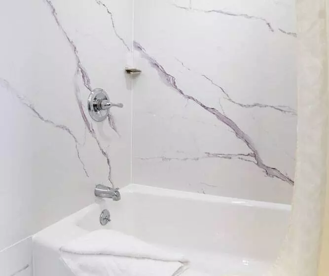 ホテル The Monterey Fireplace Inn