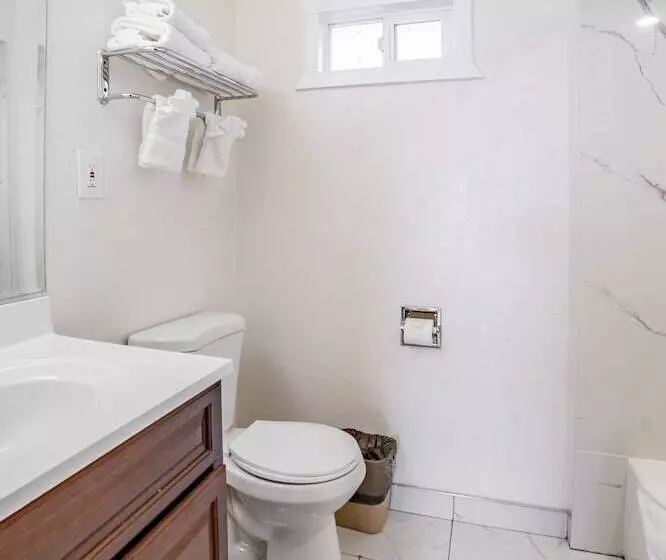 ホテル The Monterey Fireplace Inn