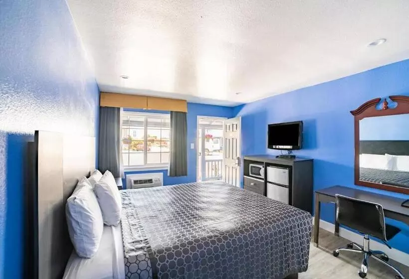 ホテル The Monterey Fireplace Inn