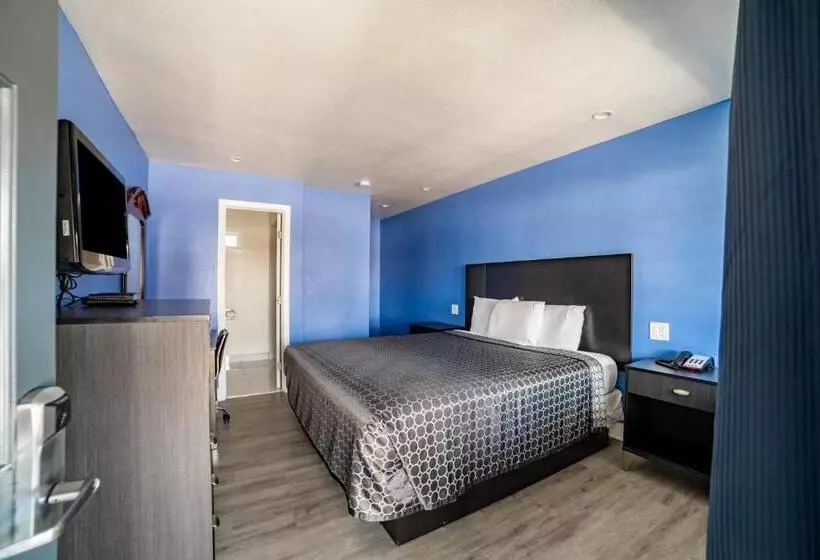 ホテル The Monterey Fireplace Inn