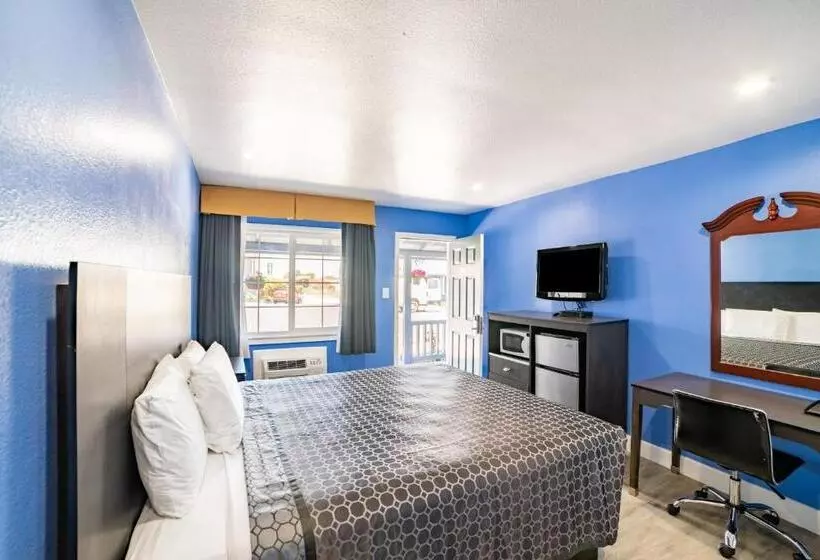 ホテル The Monterey Fireplace Inn