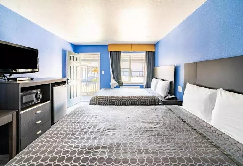 ホテル The Monterey Fireplace Inn