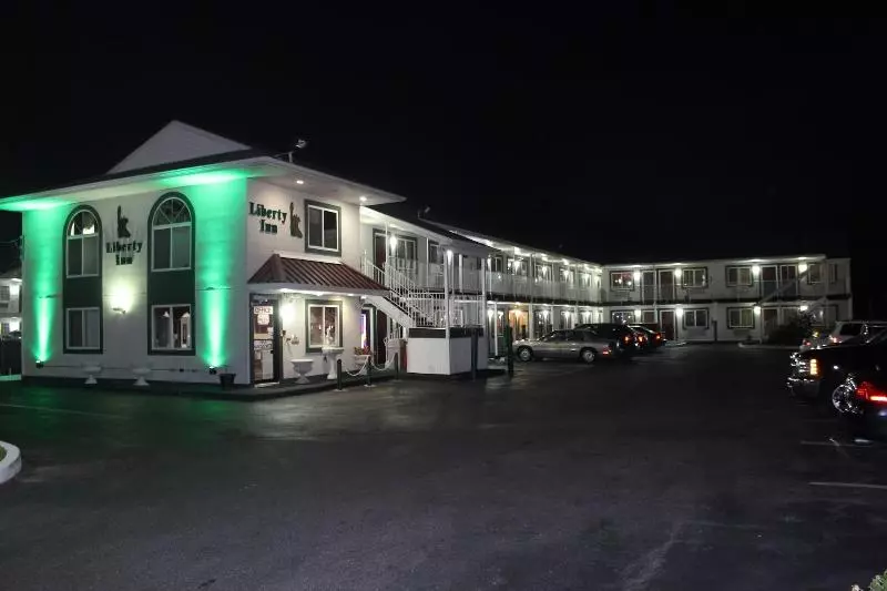 فندق على الطريق Liberty Inn