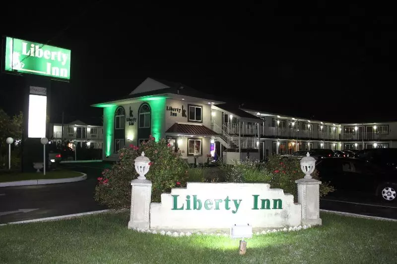 فندق على الطريق Liberty Inn