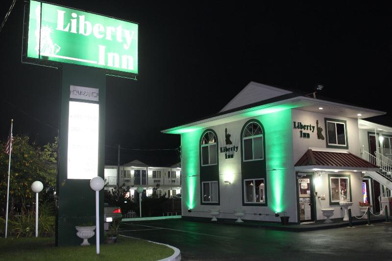 فندق على الطريق Liberty Inn