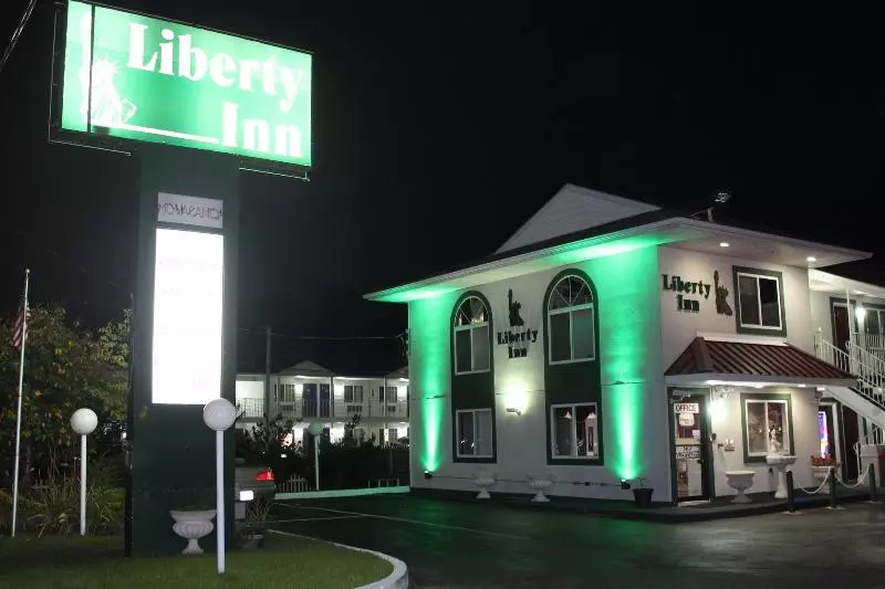 فندق على الطريق Liberty Inn
