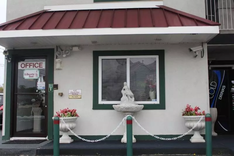 فندق على الطريق Liberty Inn
