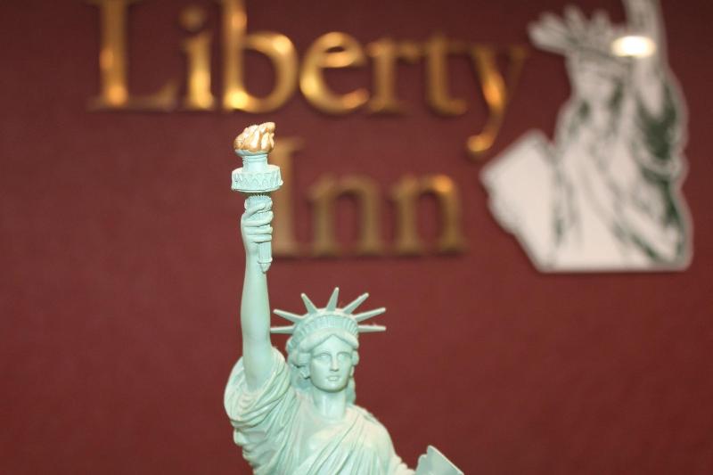 فندق على الطريق Liberty Inn
