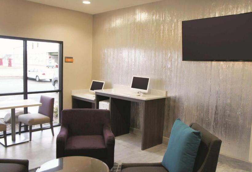 בית מלון כפרי La Quinta By Wyndham Wichita Airport