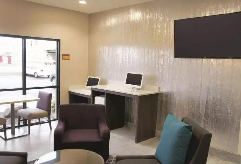 Отель La Quinta By Wyndham Wichita Airport