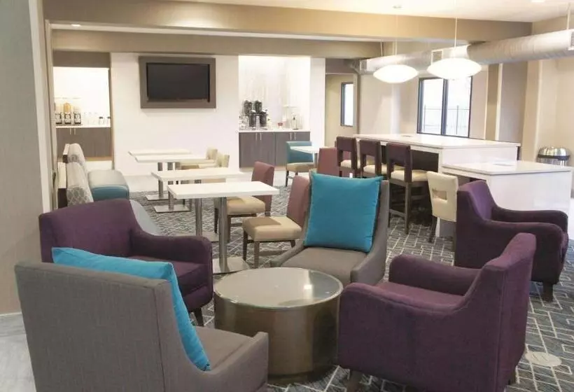 Отель La Quinta By Wyndham Wichita Airport