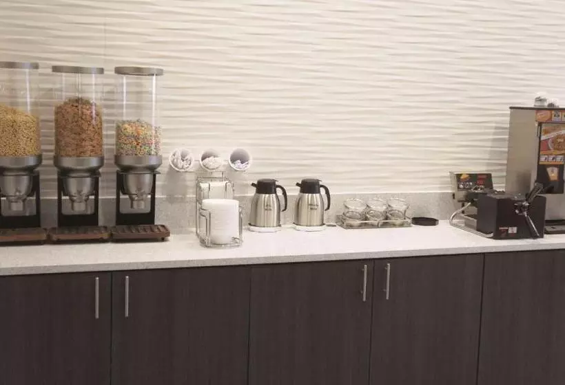 Отель La Quinta By Wyndham Wichita Airport