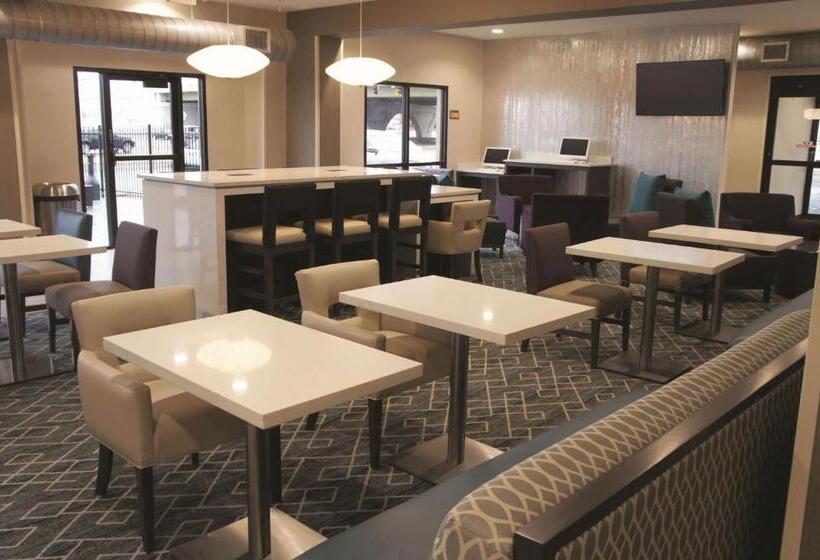 בית מלון כפרי La Quinta By Wyndham Wichita Airport