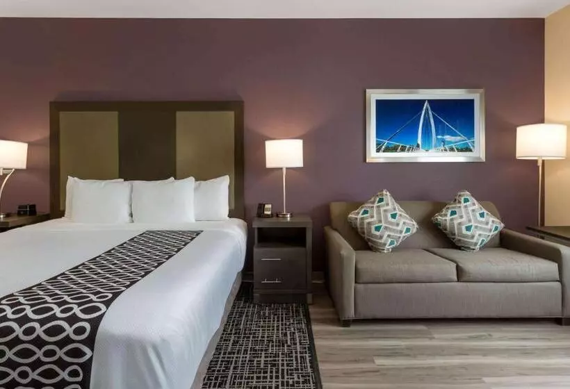Отель La Quinta By Wyndham Wichita Airport